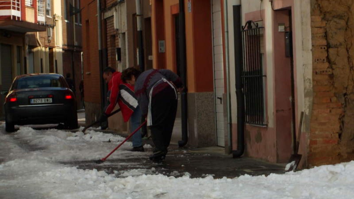 La Policía Local, Protección Civil y operarios municipales ayudarán a los vecinos a limpiar la nieve.