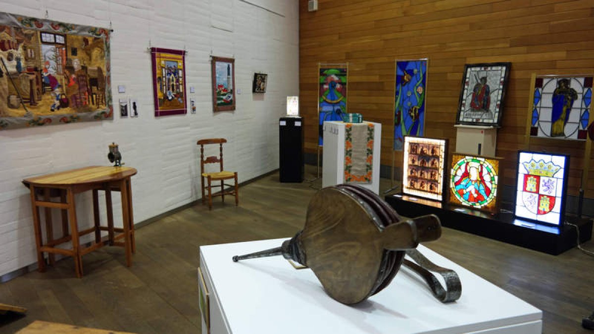 Una exposición de los alumnos del Taller Municipal de Artes Plásticas y del Centro de Oficios en 2017. CUEVAS
