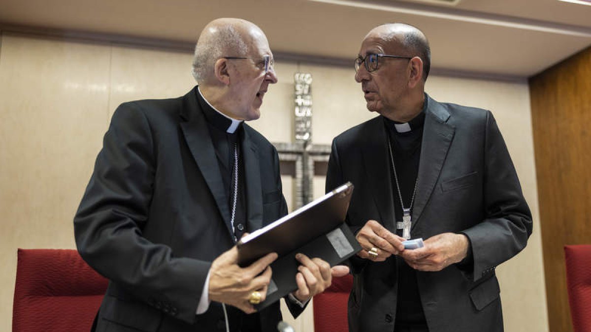 El presidente de la Conferencia Episcopal, Juan José Omella (d) conversa con Carlos Osoro. RODRIGO JIMÉNEZ