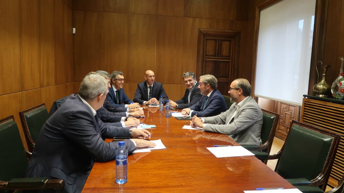 El alcalde con los representantes de los sectores empresariales de la ciudad. DL