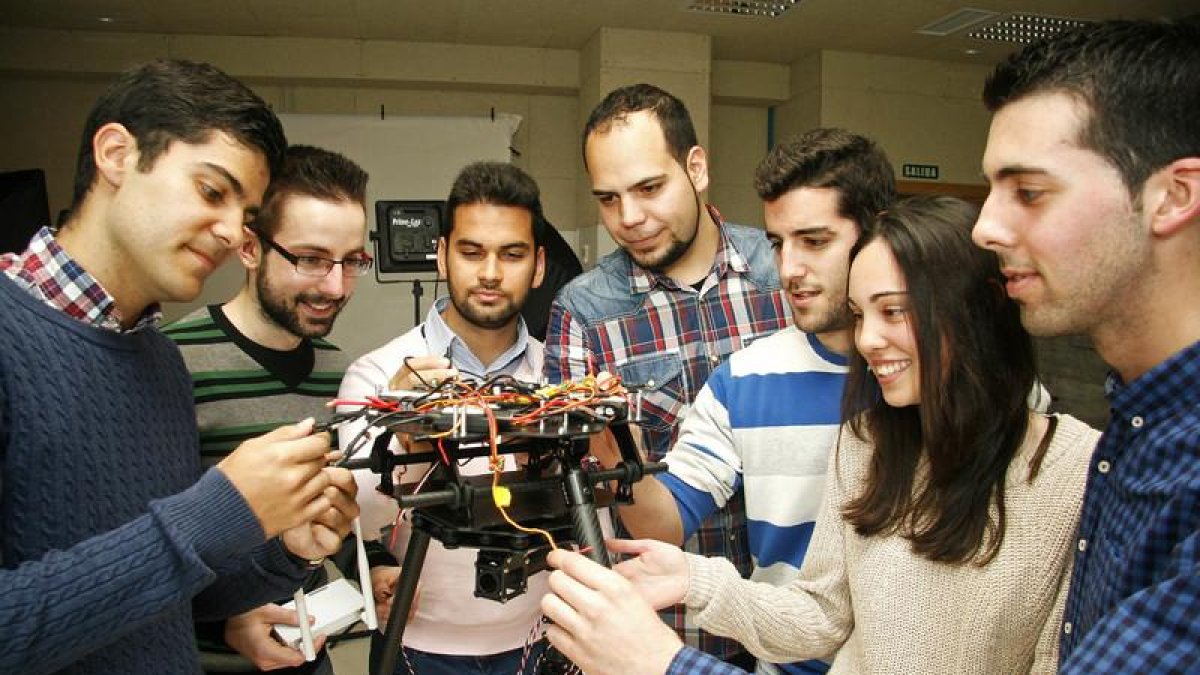 Alumnos de la Universidad de León con un dron