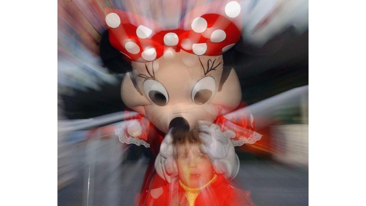 Un personaje de Disney juega con un niño en una cabalgata de los Reyes Magos. PACO CAMPOS