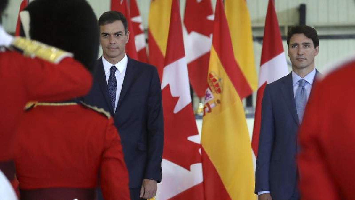 El presidente del Gobierno, Pedro Sánchez, recibido con honores militares por el primer ministro canadiense, Justin Trudeau. BALLESTEROS