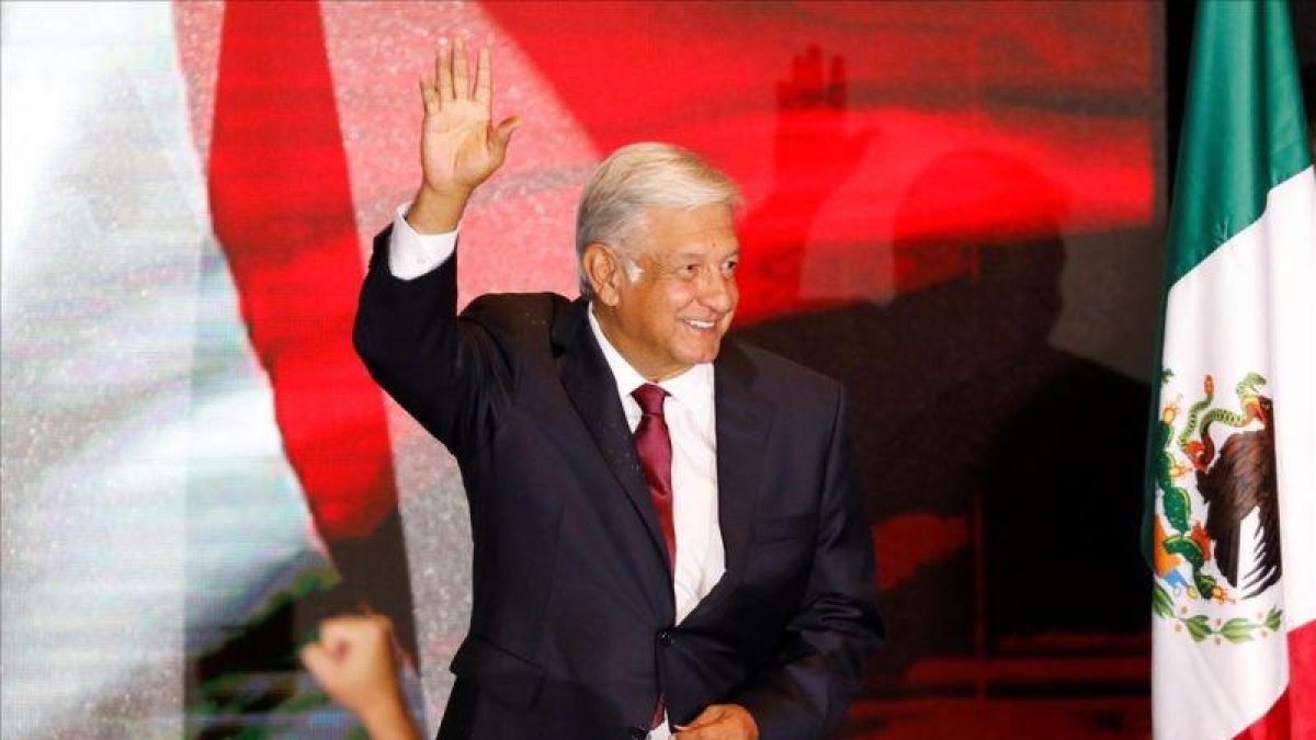 Andrés Manuel López Obrador saluda tras discurso.