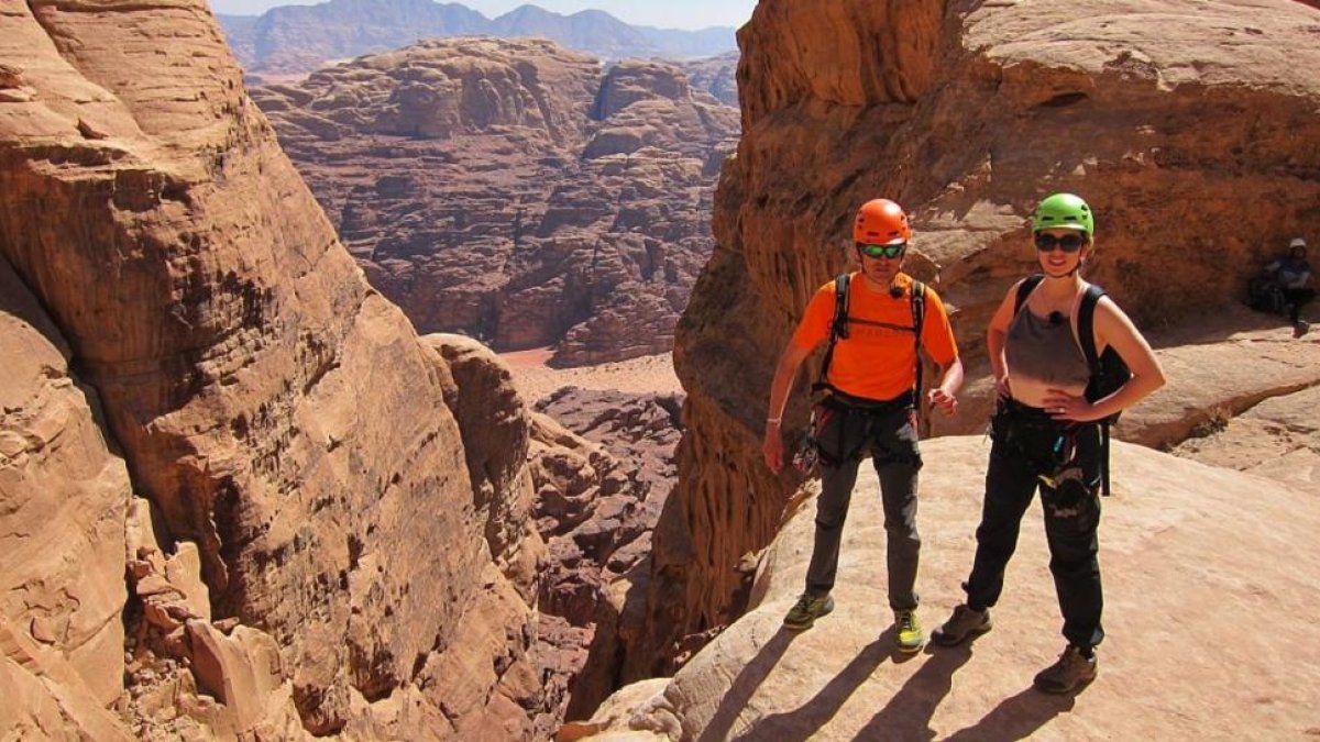 Blanca Suárez y Jesus Calleja en lo alto de Jebel Khasali, la montaña que domina el desierto de Uadi Rum, en Jordania.