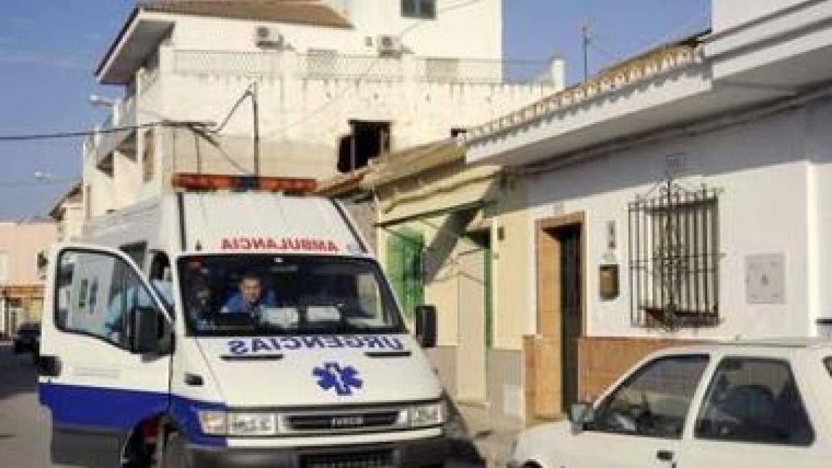 Imagen de la vivienda donde ayer fallecieron asfixiados los dos jóvenes en Málaga