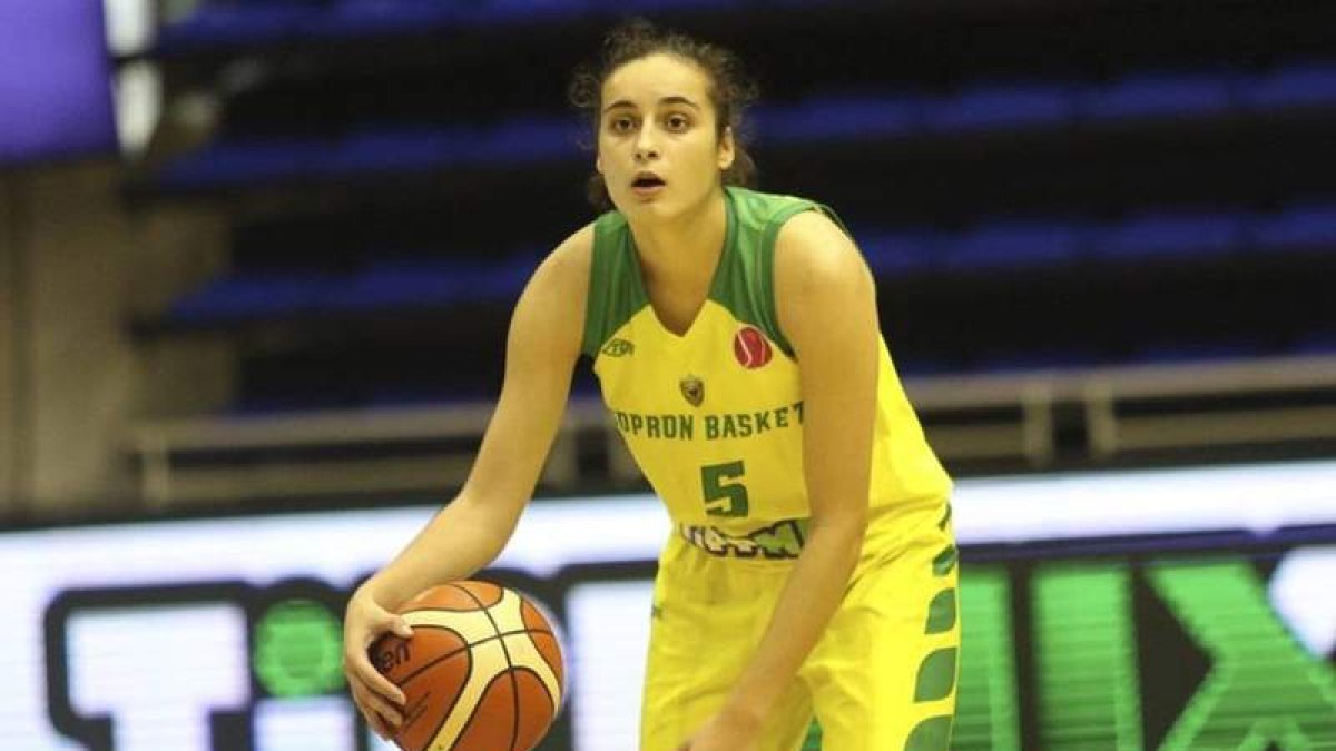 Ángela se ha convertido por trayectoria y calidad en la abanderada del baloncesto femenino leonés. DL