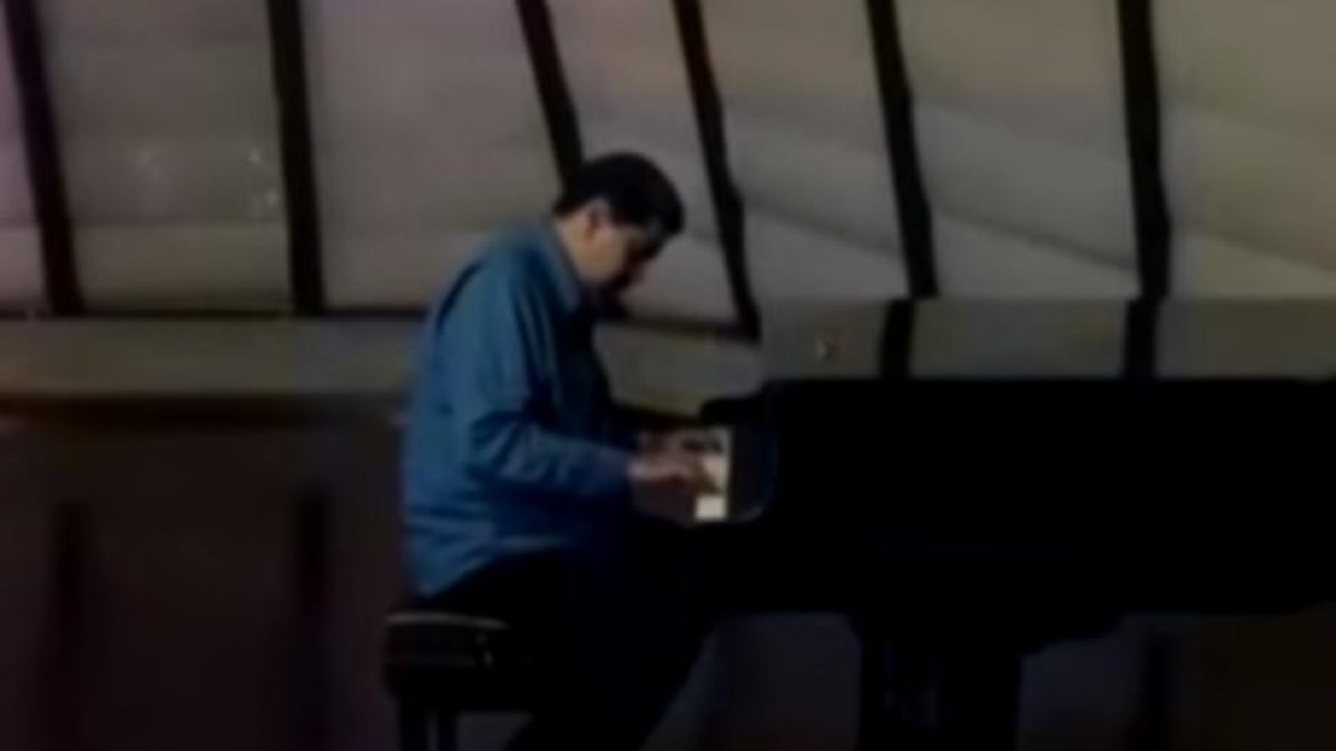 Maduro tocando el piano en el teatro Teresa Carreño.