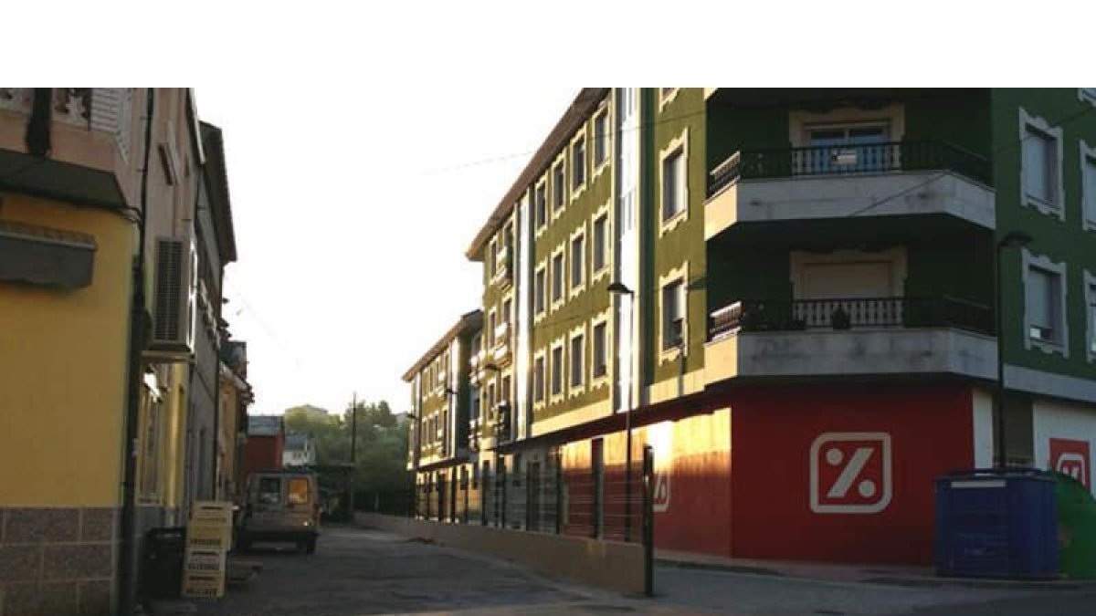 La calle Torano Nuovo de Cacabelos con la valla en el centro.