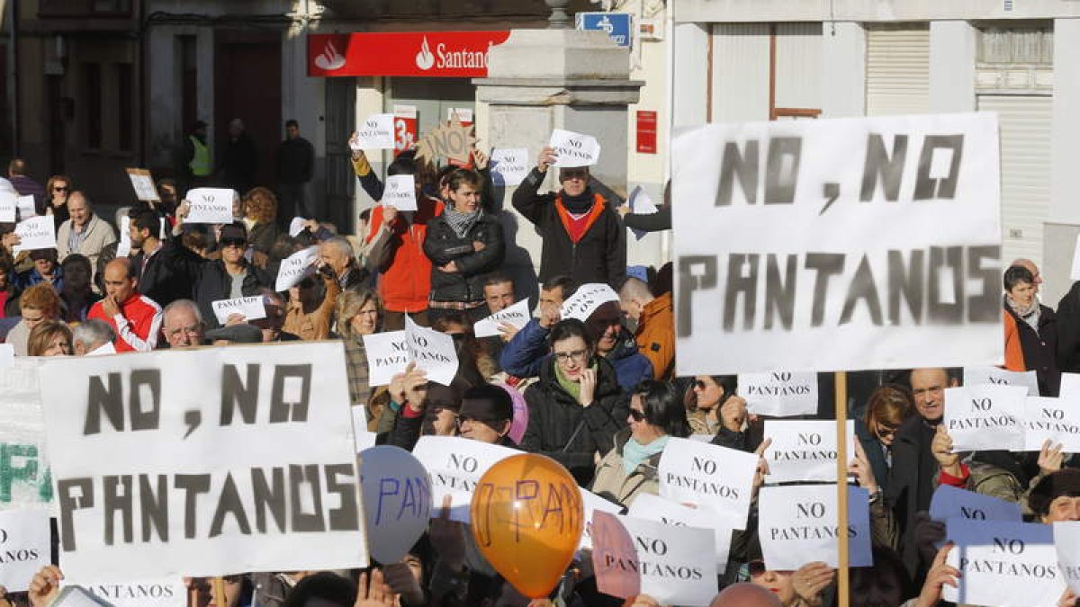Manifestación en Carrizo de la Ribera, en diciembre de 2015, contra los embalses. MARCIANO PÉREZ