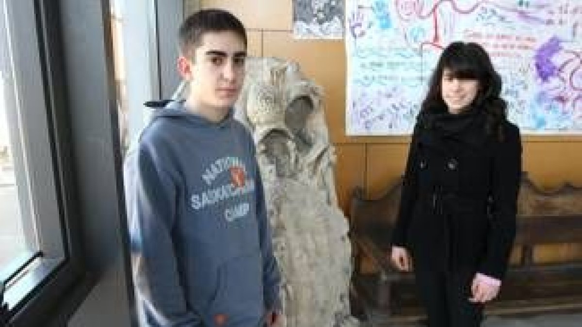 Pablo González y Marlis Álvarez ayer, en una de las aulas del instituto Gil y Carrasco de Ponferrada