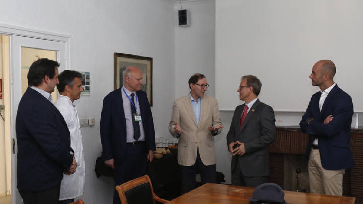 El consejero de industria Mariano Venganzones, en su visita a ADL Biopharma. FERNANDO OTERO