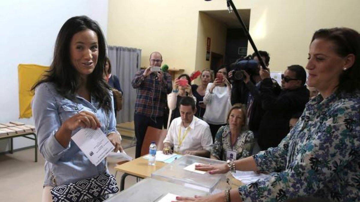 La candidata de Ciudadanos al Ayuntamiento de Madrid, Begoña Villacís, ha votado en el Centro Cultural Tamara Rojo de Villanueva del Pardillo.