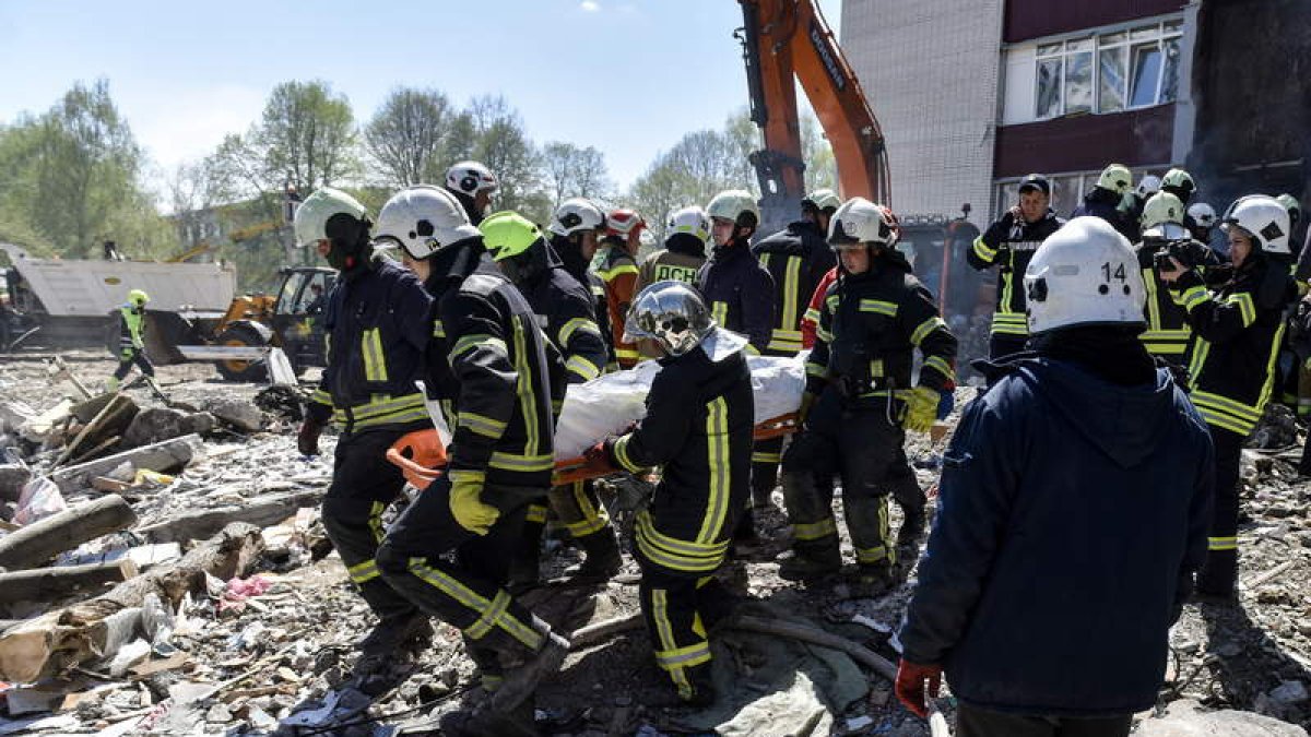 Los equipos de rescate sacan un cadáver de uno de los edificios bombardeados. OLEG PETRASYUK