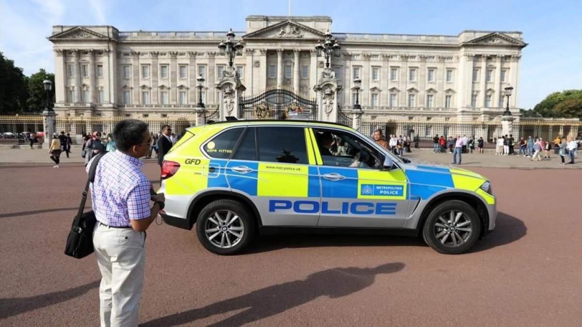 Un vehículo policial patrulla frente al Palacio de Buckingham, este sábado