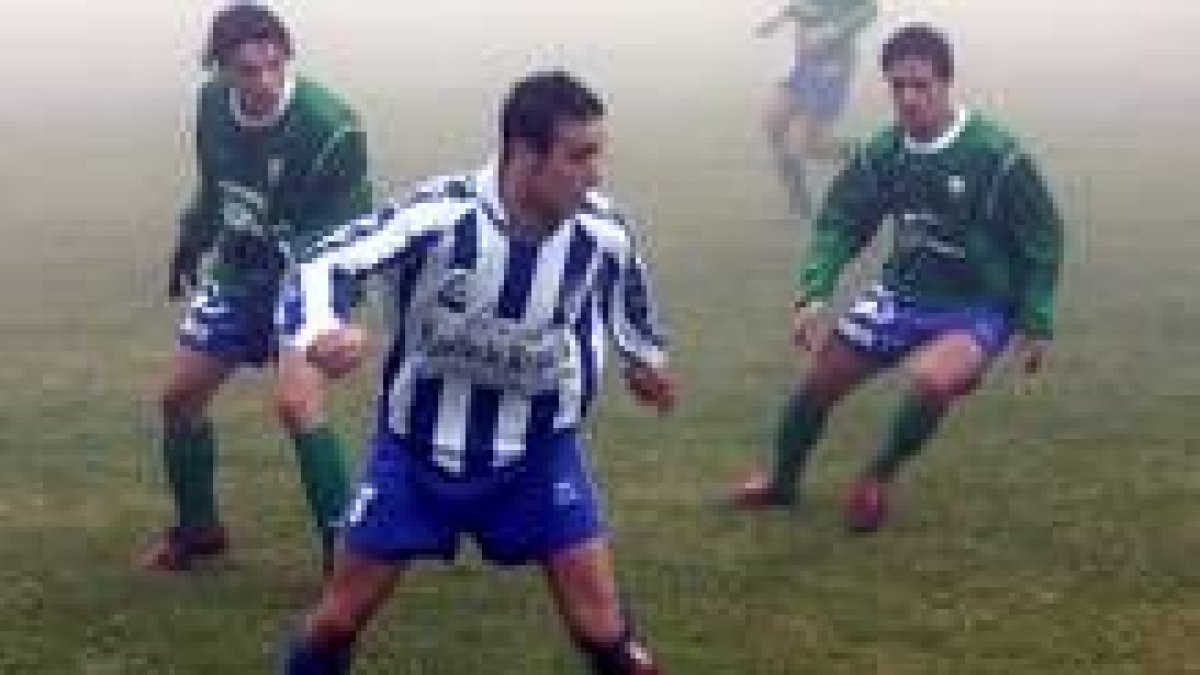 La niebla provocó que los jugadores de ambos equipos tuvieran que emplearse todavía más a fondo