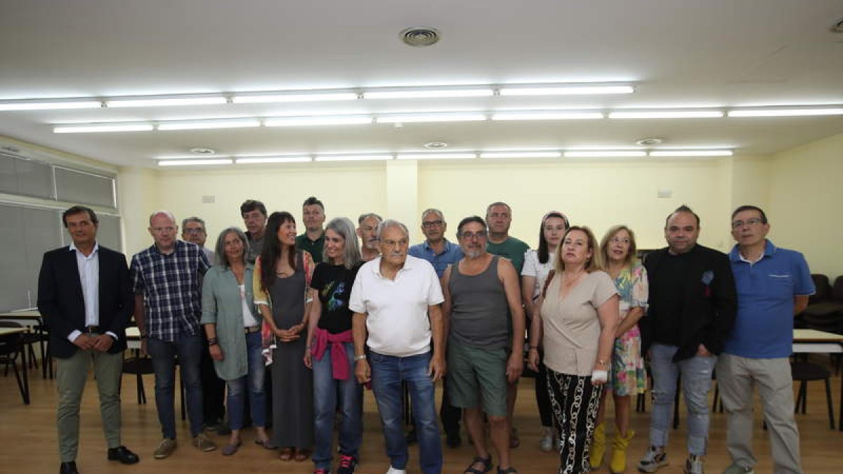 Representantes de parte de los colectivos unidos en el frente contra los macroproyectos. L. DE LA MATA