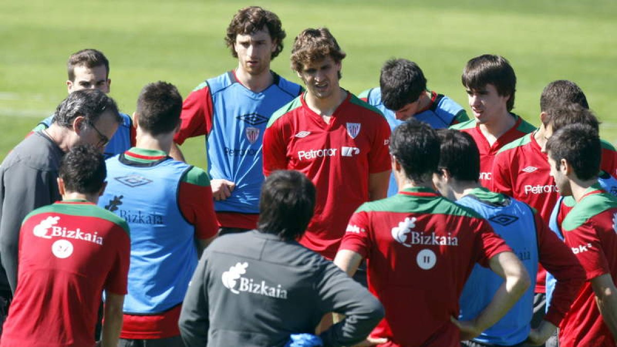 Marcelo Bielsa, a la izquierda, da instrucciones a sus jugadores durante el entrenamiento.