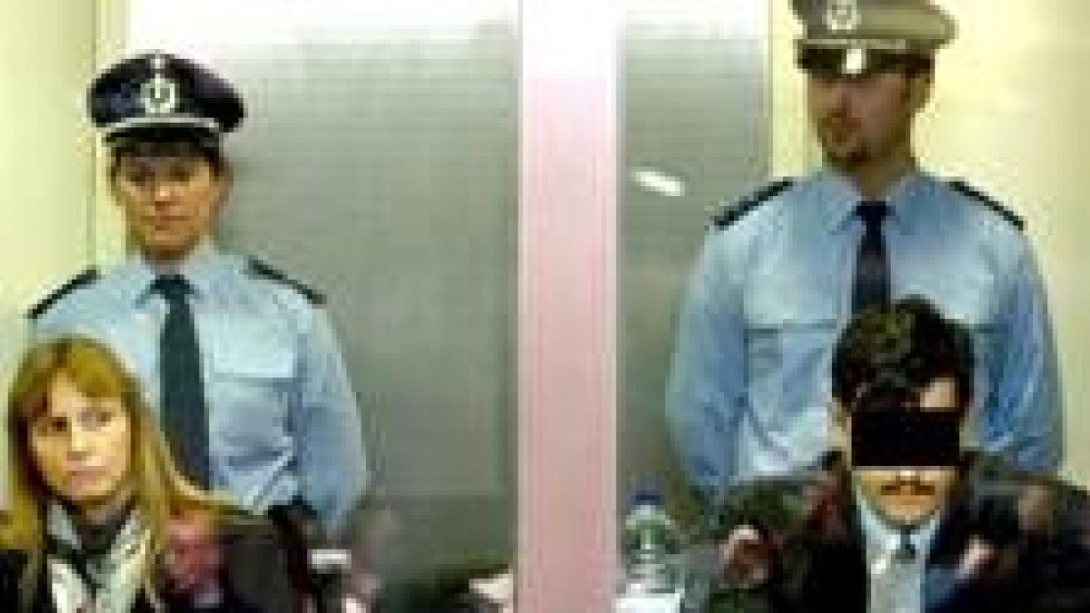 Marc Dutroux, con la cara cubierta, al lado de su mujer, ayer en el inicio del juicio en Bélgica