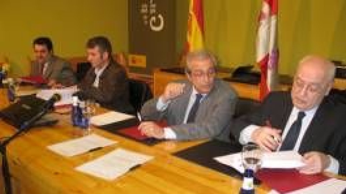 Ramón, Presa, Azuara y Rubio, ayer durante la firma del convenio en el Ayuntamiento de Igüeña