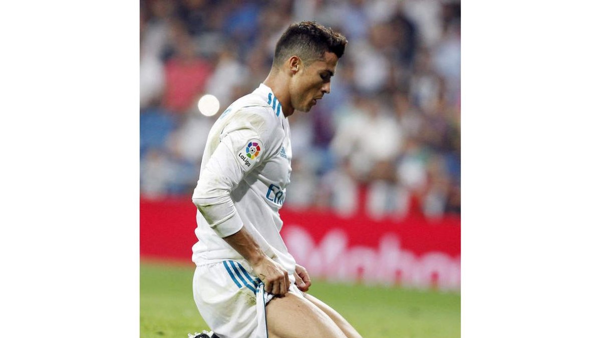 Cristiano Ronaldo, frustrado tras la derrota del Madrid en el Bernabéu. JAVIER LÓPEZ