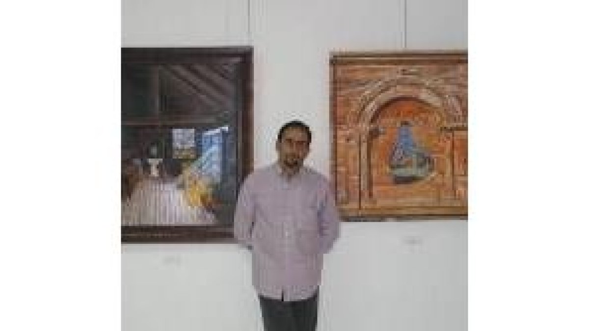 Pereda posa junto a algunas de sus obras expuestas en Astorga