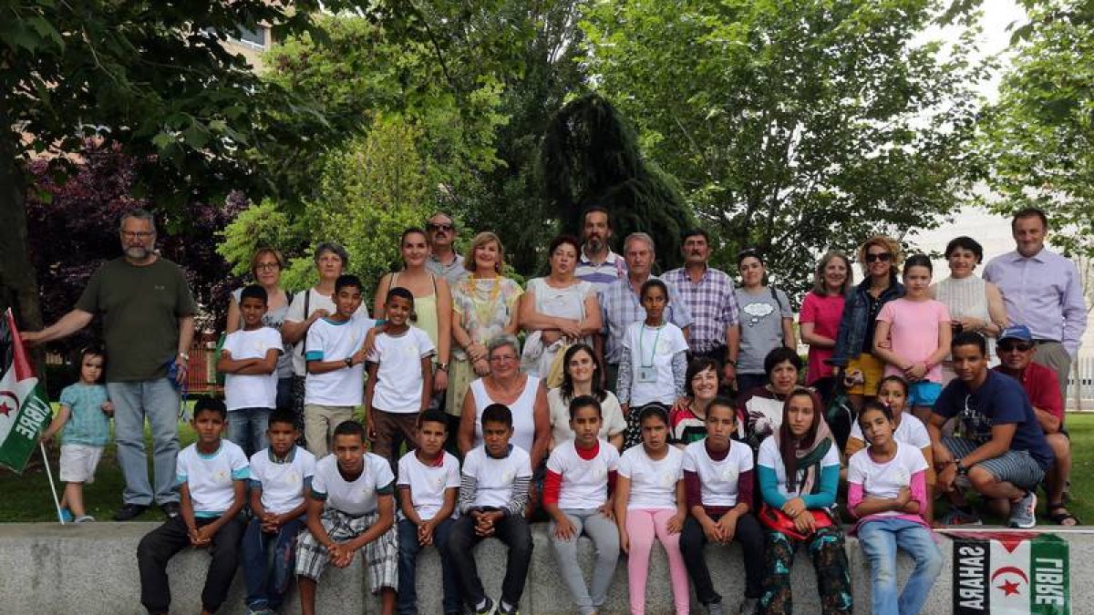 Los niños saharauis ayer, con sus familias leonesas