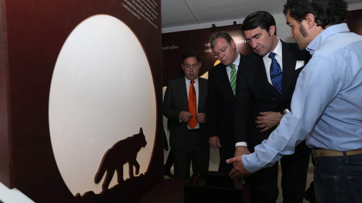 Martínez, Silván y Suárez Quiñones, junto al técnico que les explicó la parte expositiva