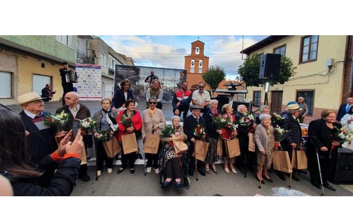 Imagen del acto de homenaje a los mayores de 90 años celebrado el miércoles en Santa María del Páramo. DL