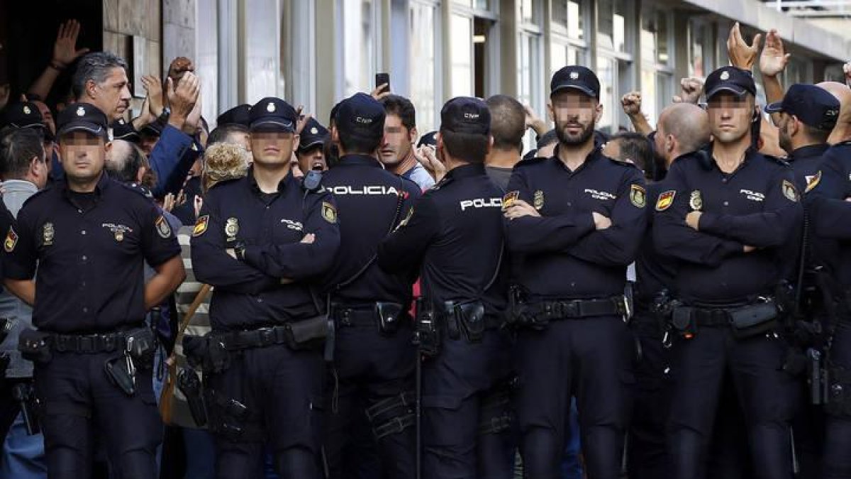 El presidente del PPC, Xavier García Albiol (i), junto a los efectivos de la Policía Nacional destinados a Cataluña para impedir el 1-O, hospedados en el hotel Mont-Palau de Pineda (Barcelona) mientras vecinos de la localidad protestan por su presencia.