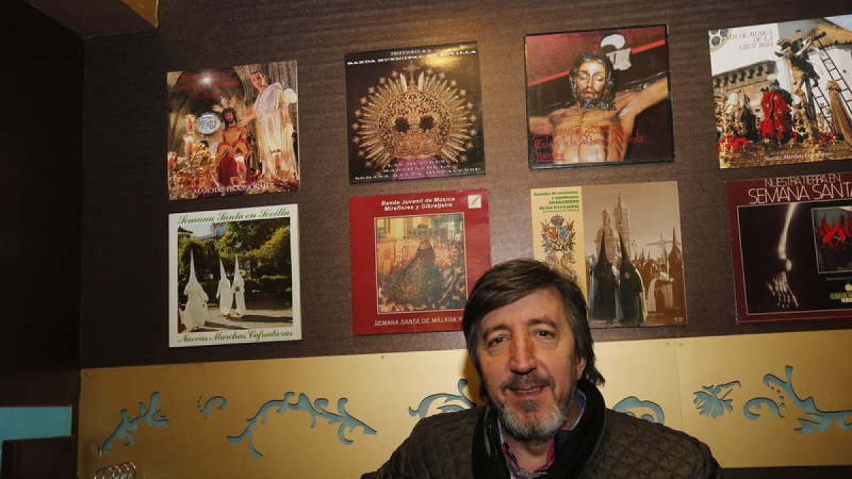 Gonzalo González-Cayón ante la muestra de discos de la Semana Santa que expone estos días el restaurante.