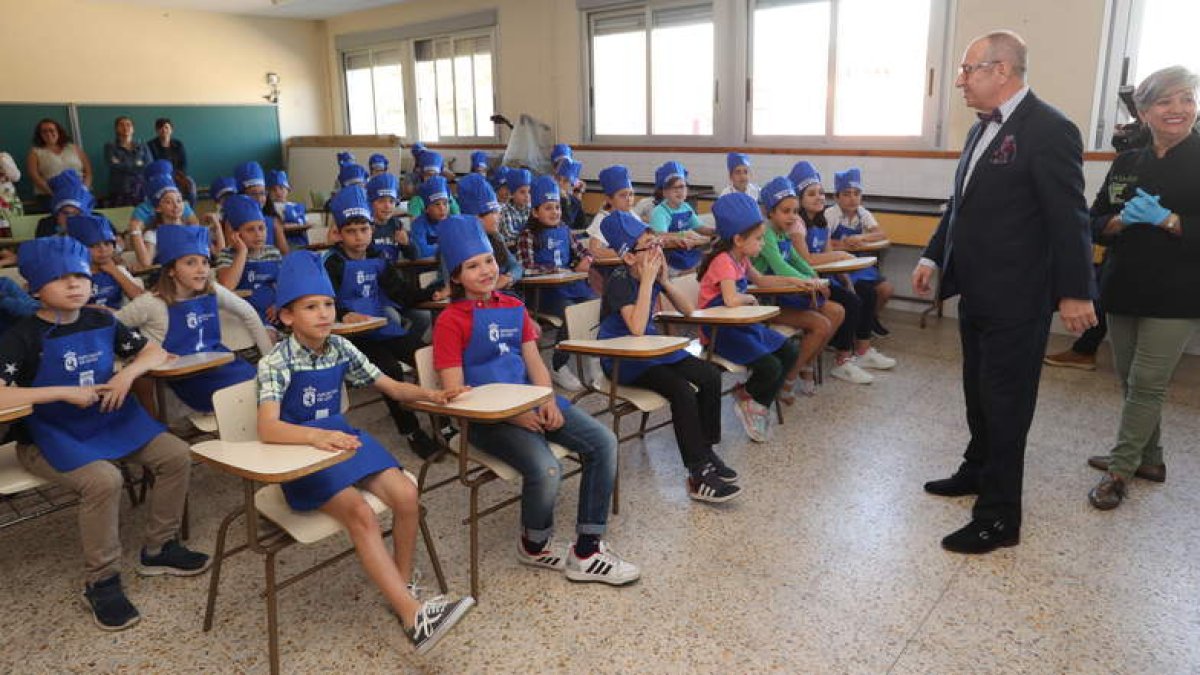 Los alumnos del colegio de Cacabelos, ayer, en la exposición de los Productos de León. L. DE LA MATA