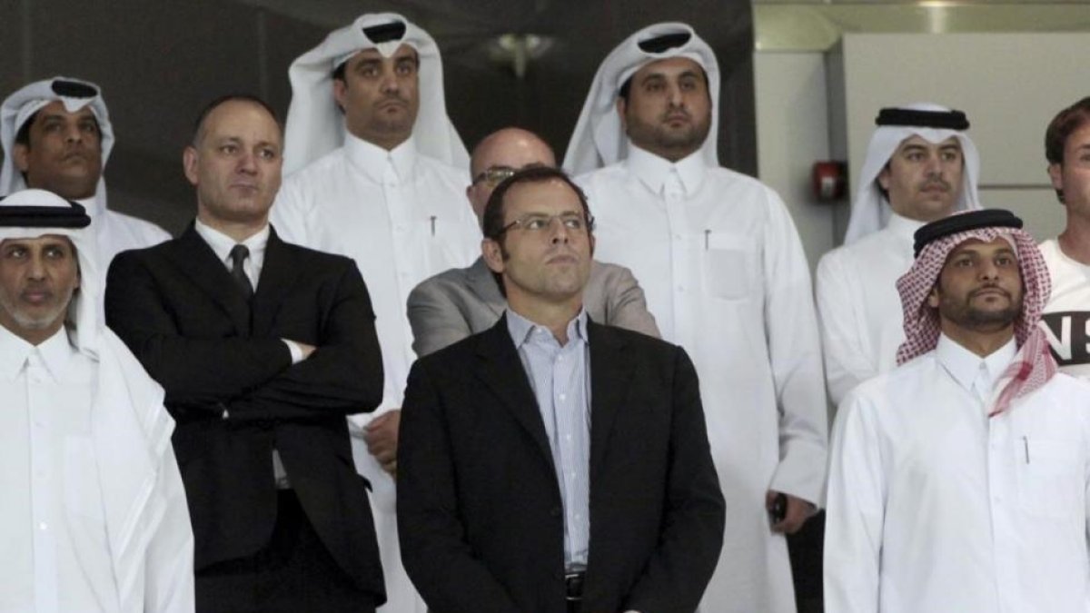 Sandro Rosell, en una imagen de archivo, con miembros de la federación catarí de fútbol
