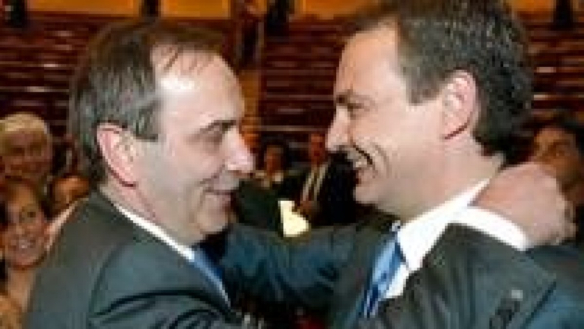 José Antonio Alonso fue de los primeros en felicitar efusivamente a su amigo Zapatero