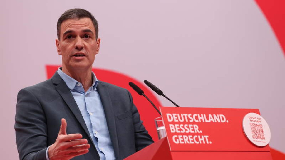 Sánchez , ayer en Berlín, en la arenga al SPD alemán, en caída libre en las encuestas. EFE