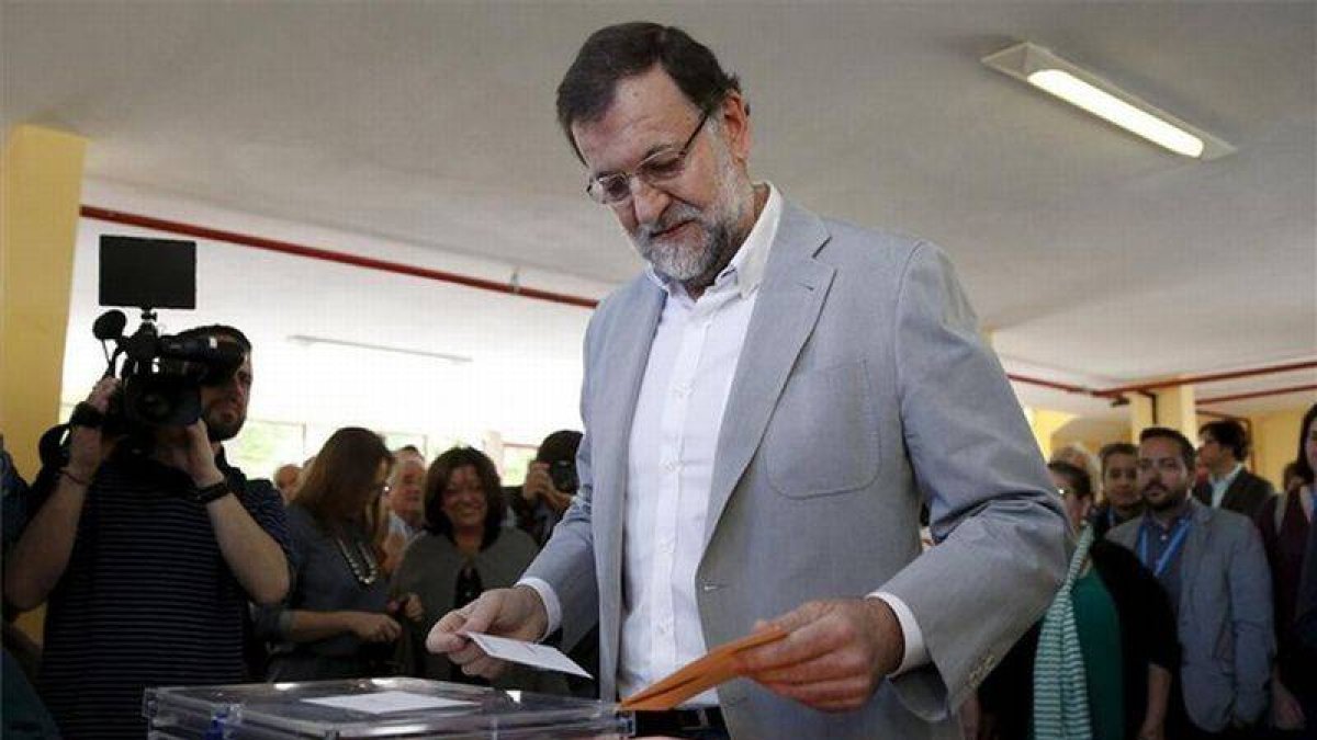 El presidente del Gobierno, Mariano Rajoy, ejerce su derecho a voto en las elecciones del 24M.
