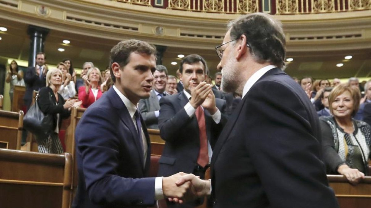 Albert Rivera y Mariano Rajoy se saludan, tras la investidura del candidato del PP.
