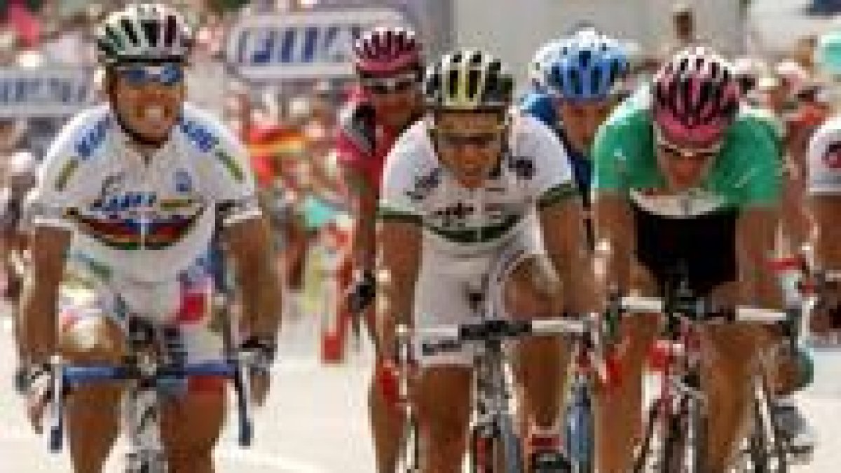 Freire apura la última pedalada antes de ganar a McEween y Zabel en la etapa alemana del Tour