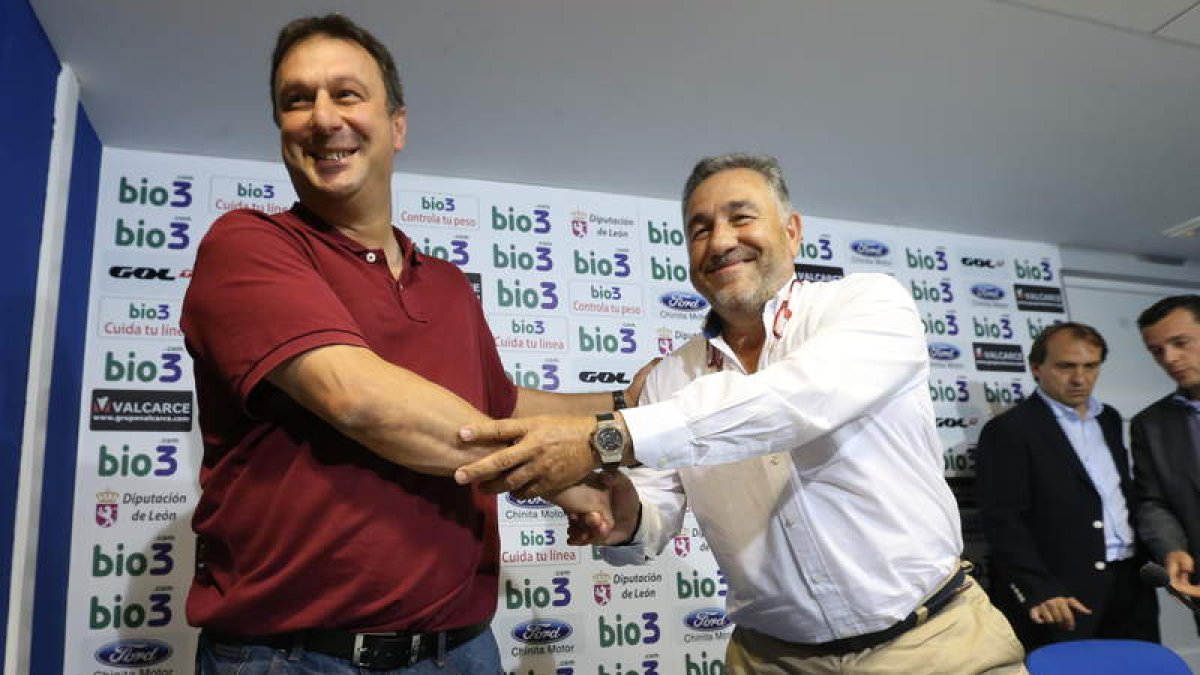 Manuel Díaz estuvo acompañado en su presentación por el presidente José Silvano y el director deportivo Carlos Lasheras.