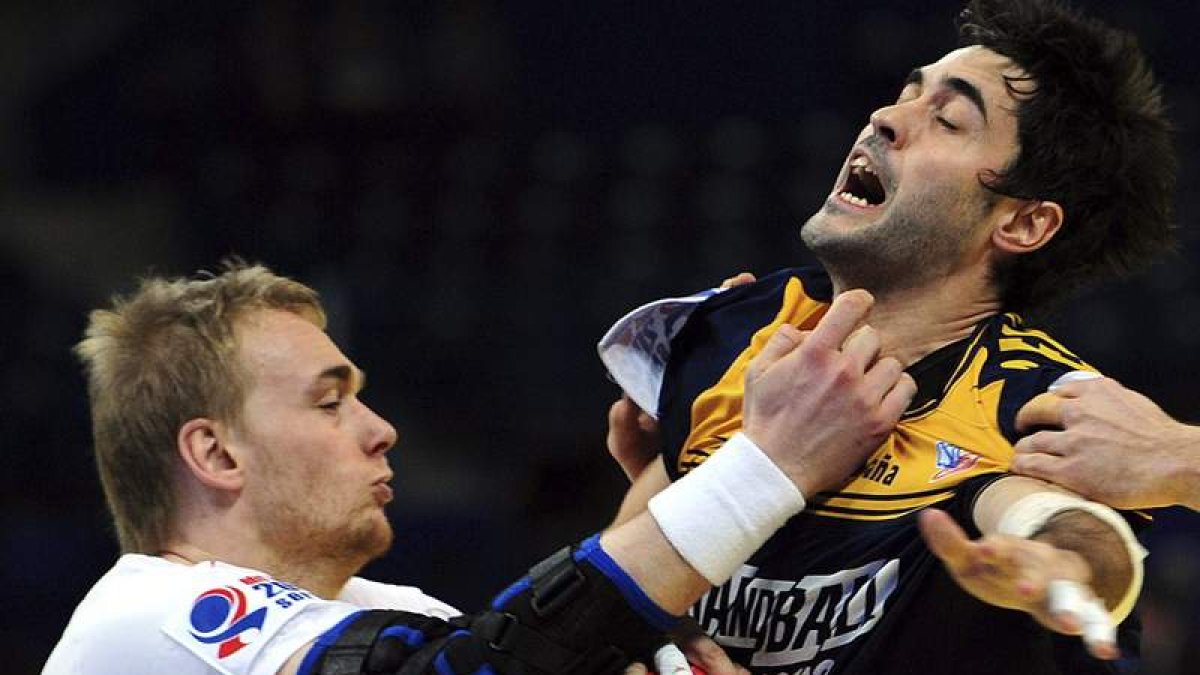 Rene Toft Hansen lucha por el balón con Raúl Entrerríos durante la semifinal del Campeonato de Europa.