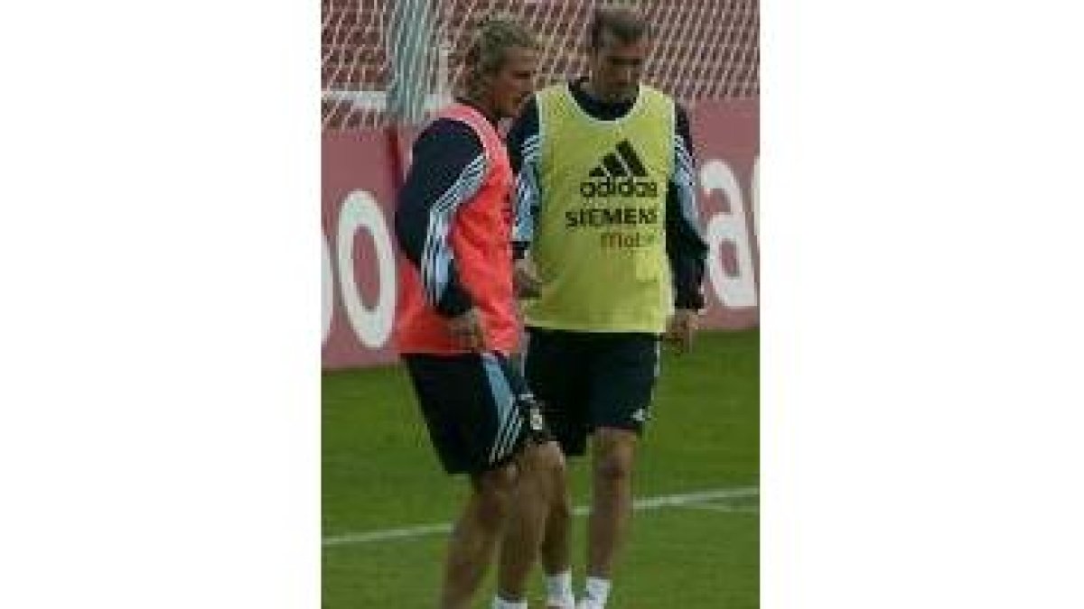 Beckham y Zidane juguetean en el transcurso de un entrenamiento