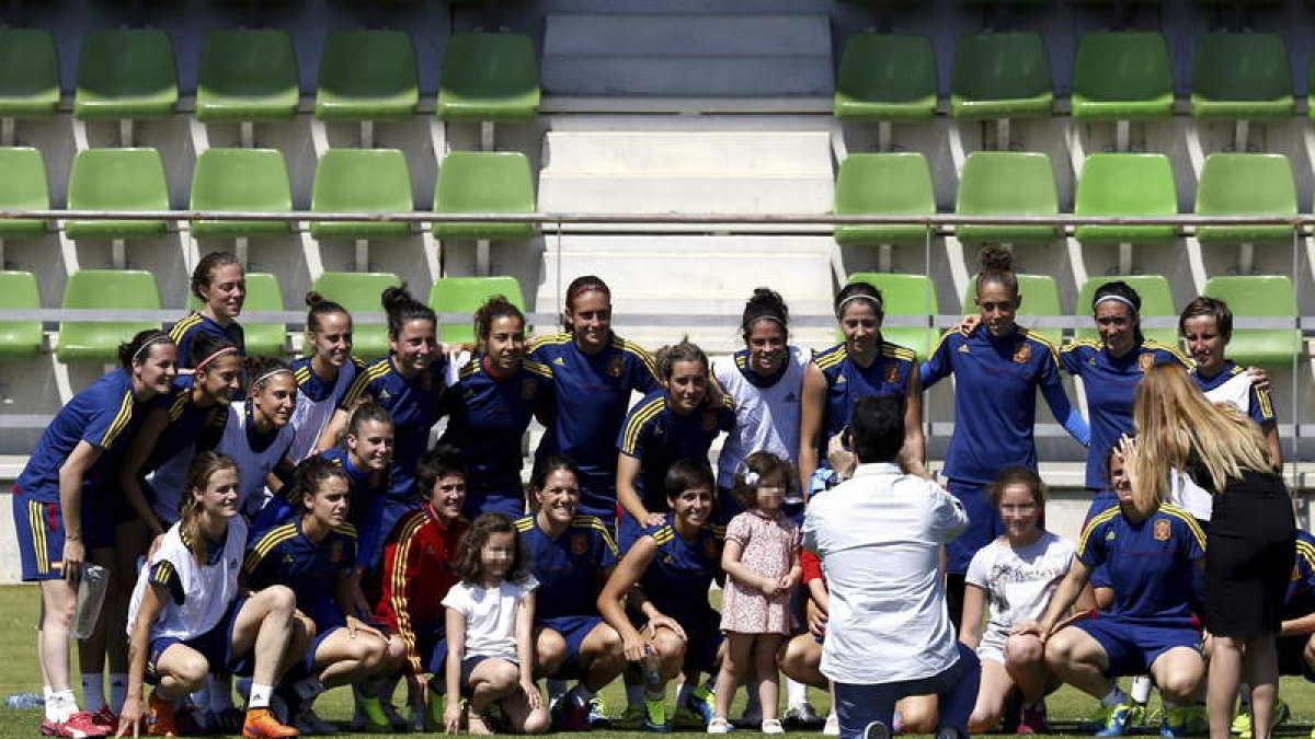 La selección española femenina posa antes del entrenamiento.