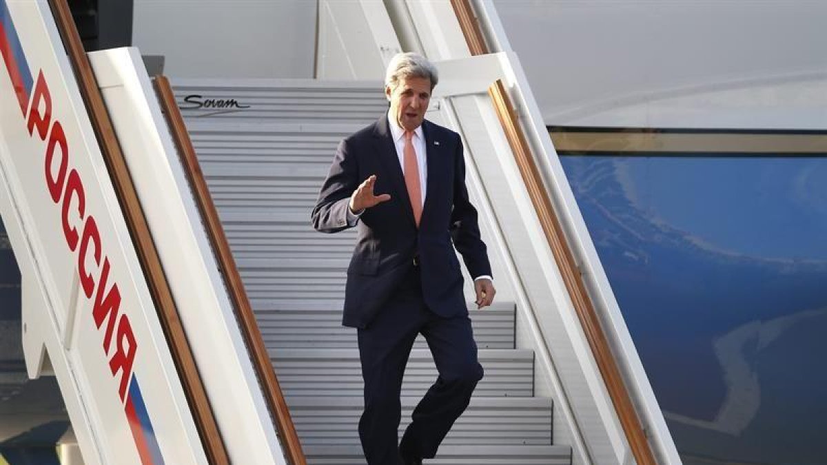 El secretario de Estado de Estados Unidos, John Kerry a su llegada al aeropuerto Vnukovo de Moscú.