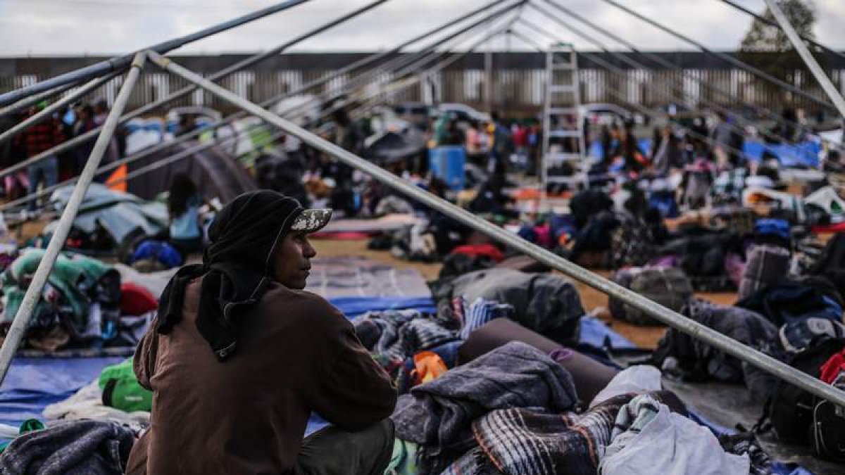 Miembros de la caravana de migrantes en el albergue de la ciudad de Tijuana. DAVID GUZMÁN