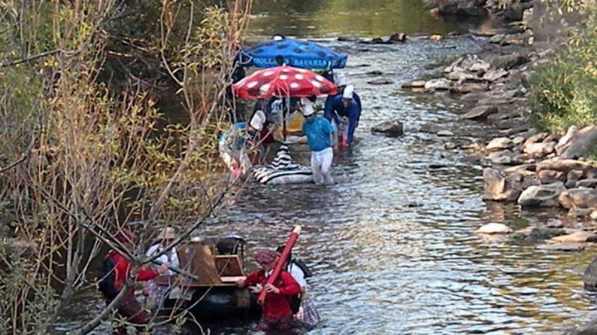 Los marineros empujan sus embarcaciones durante el descenso de ayer.