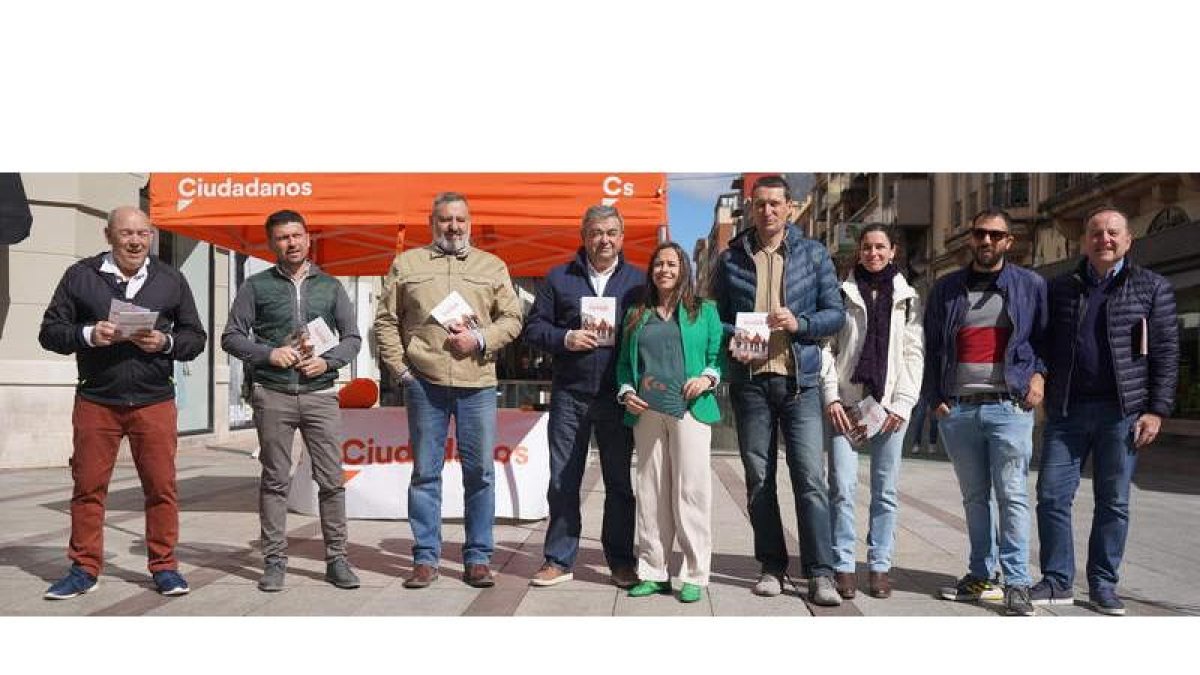Villarroel, en el centro de la imagen, acompañada por la candidatura de León y miembros de la formación. J. NOTARIO