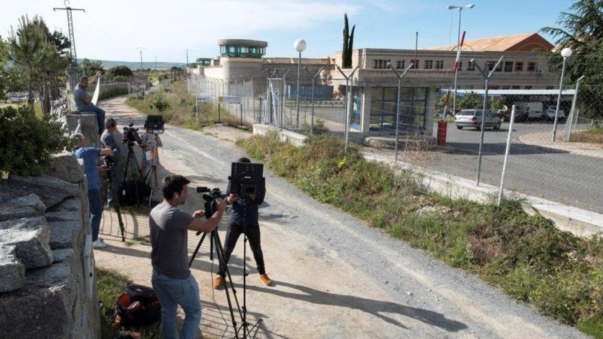Periodistas en los accesos a la prisión de Brieva (Ávila).