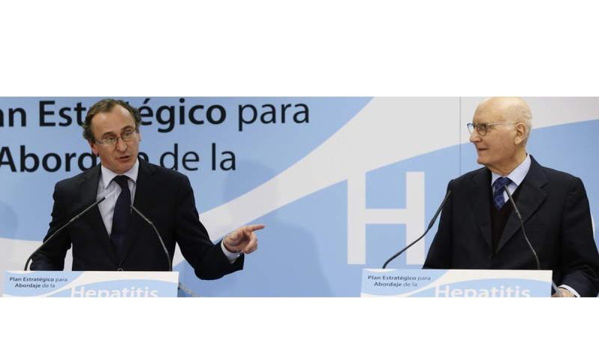 El ministro de Sanidad, Alfonso Alonso, junto al doctor Joan Rodes, presentan el plan para abordar la hepatitis C.