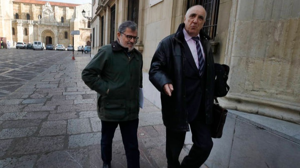 Victorino Alonso entra en la Audiencia Provincial de León en 2019, donde fue juzgado por los daños causados en El Feixolín. RAMIRO