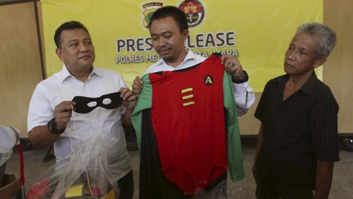 La policía indonesia muestra un disfraz de Robin como prueba de una fiesta gay por la que ha detenido a 141 hombres.
